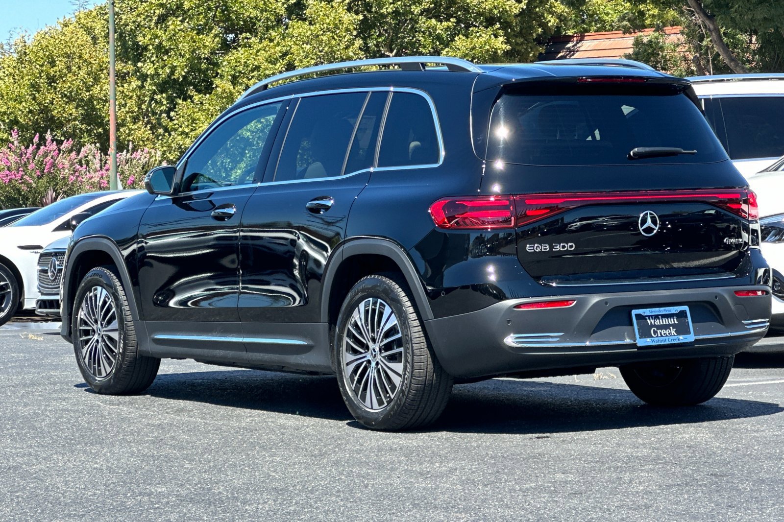2025 Mercedes Benz EQB 300 4MATIC photo 3