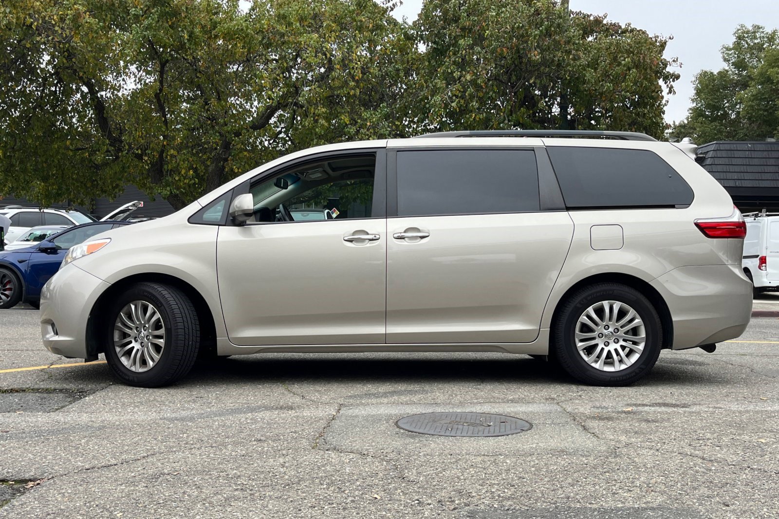 2015 Toyota Sienna XLE photo 2