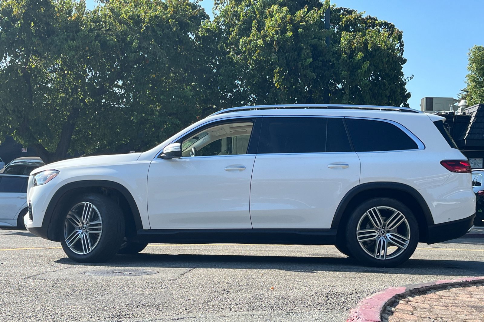 2024 Mercedes Benz GLS 450 4MATIC photo 2