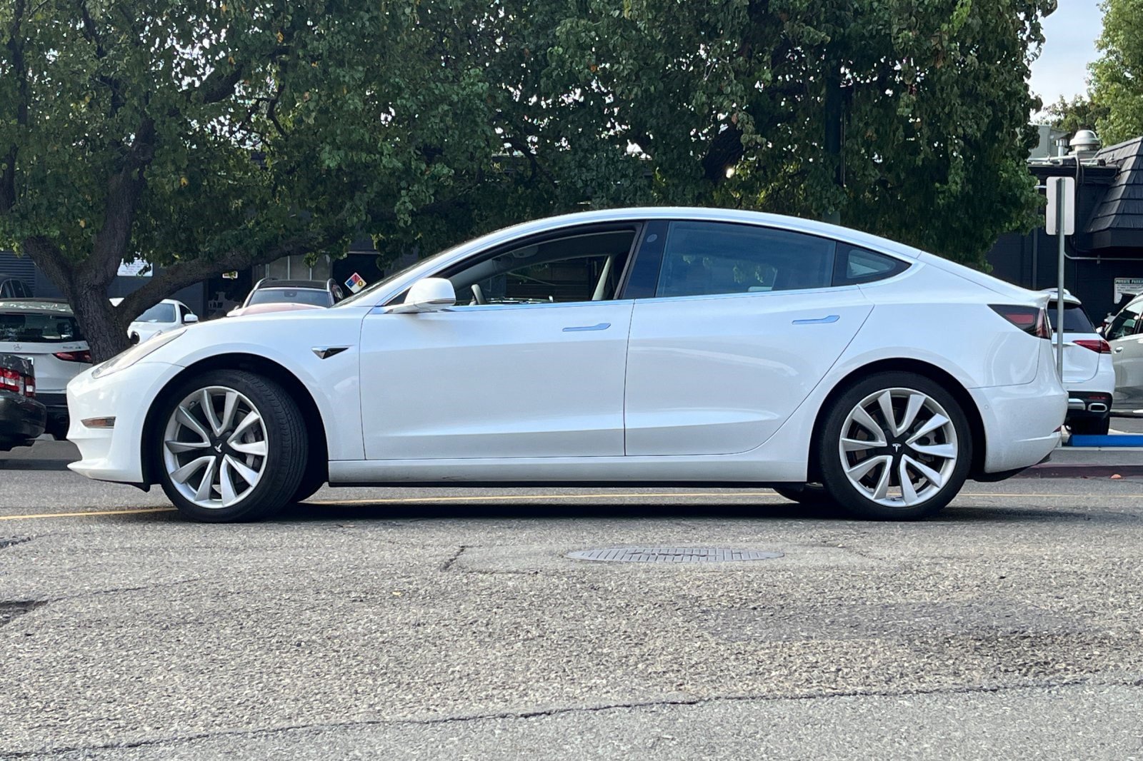 2020 Tesla Model 3 Standard Range Plus photo 2