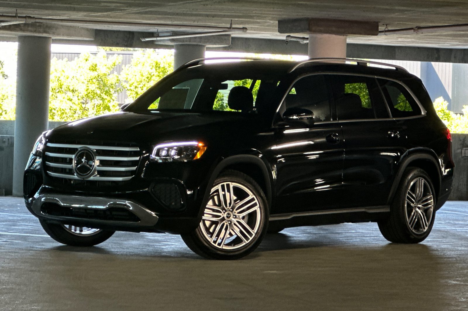 2025 Mercedes Benz GLS 450 4MATIC photo 3