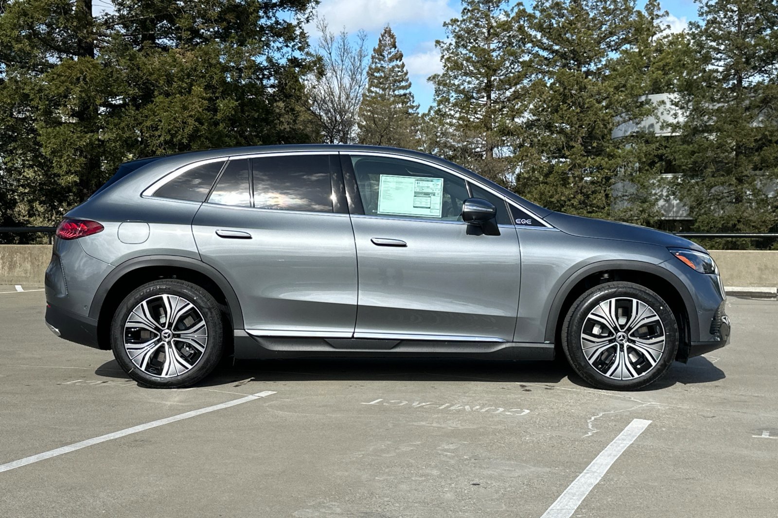 2025 Mercedes Benz EQE SUV 350 4MATIC photo 2