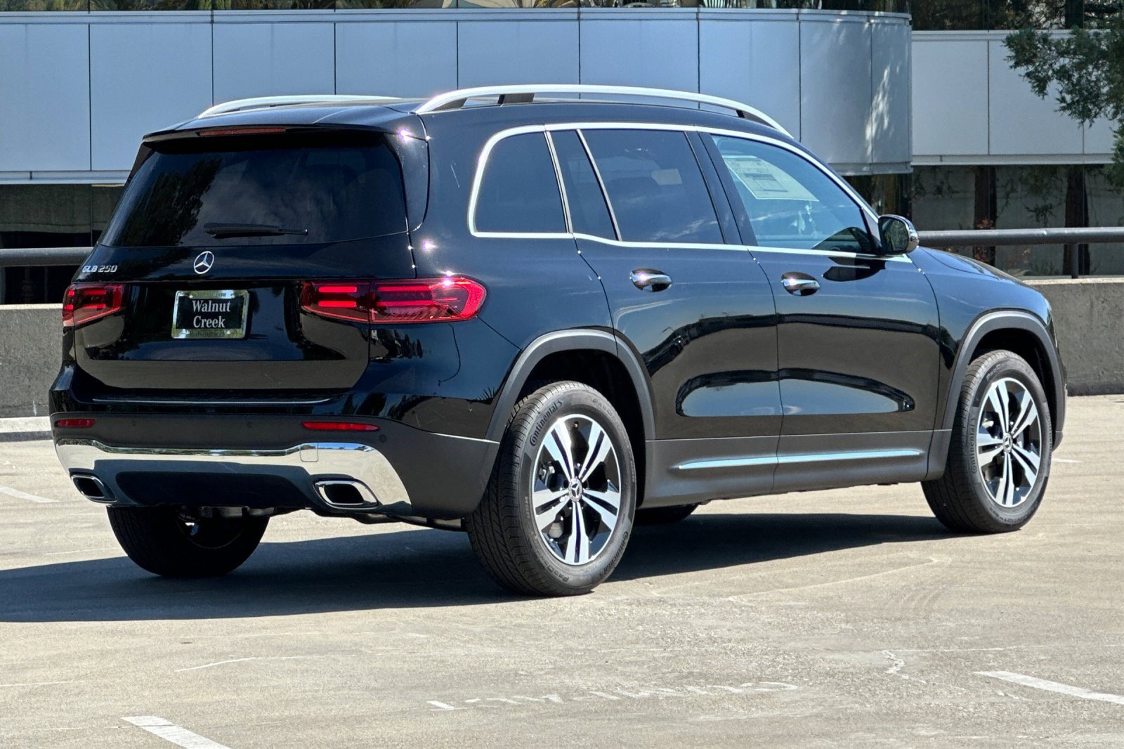 2025 Mercedes Benz GLB 250 photo 3