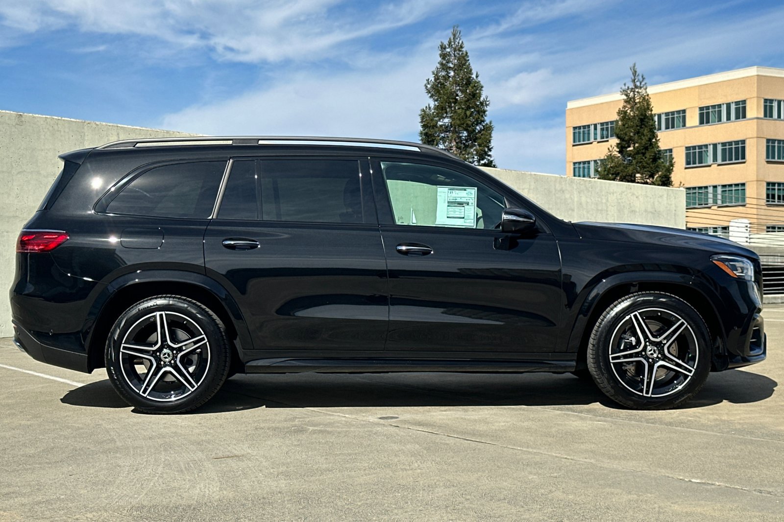 2025 Mercedes Benz GLS 450 4MATIC photo 2