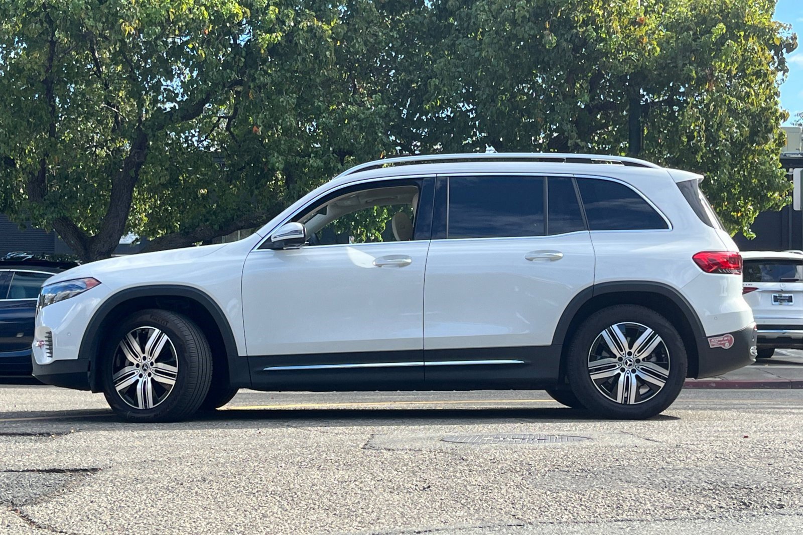 2023 Mercedes Benz EQB 300 4MATIC photo 2