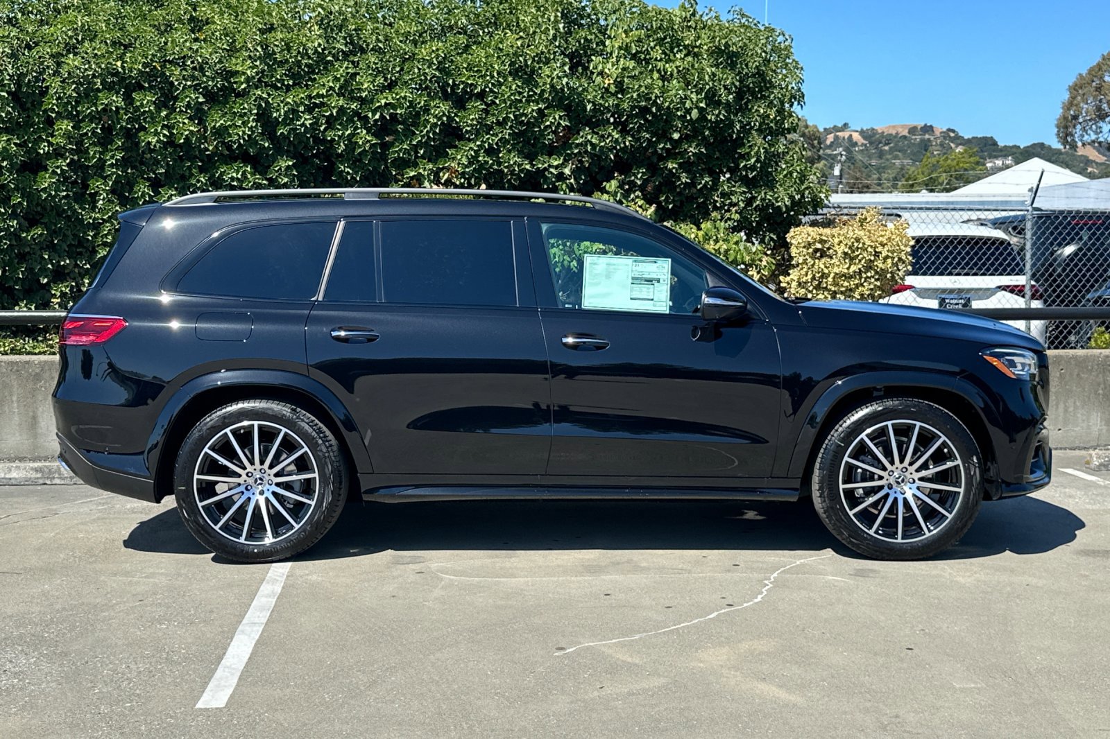 2025 Mercedes Benz GLS 450 4MATIC photo 2