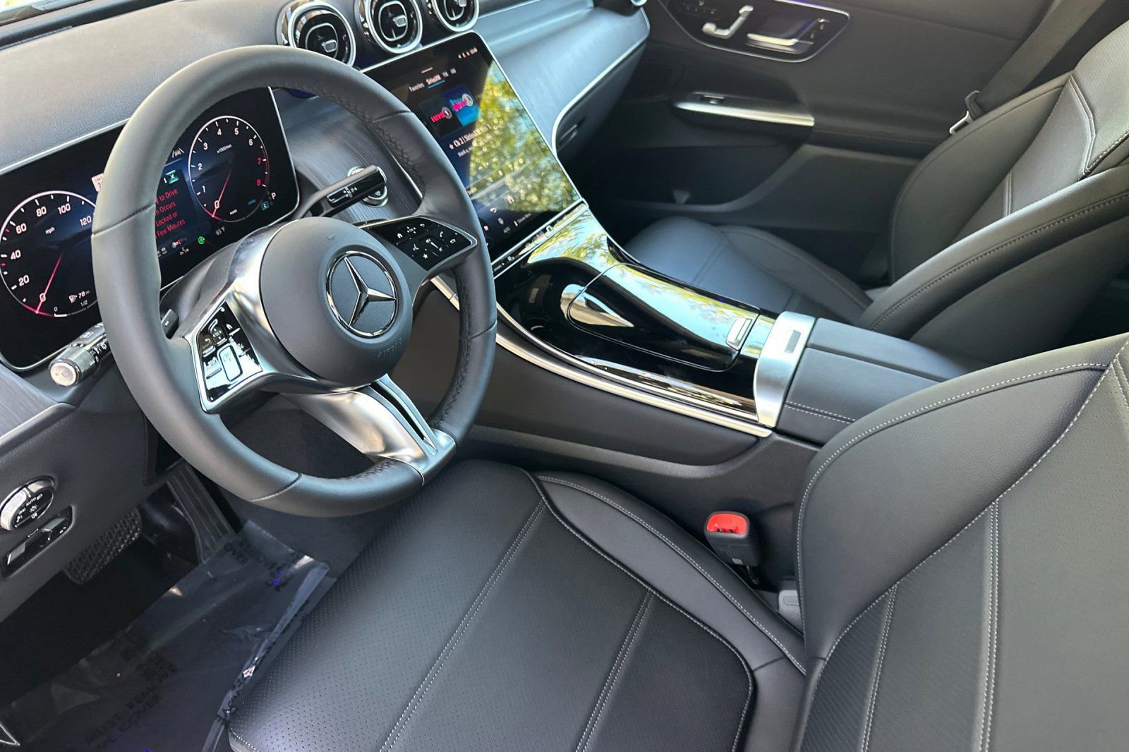 2026 Mercedes Benz GLC 300 4MATIC photo 3