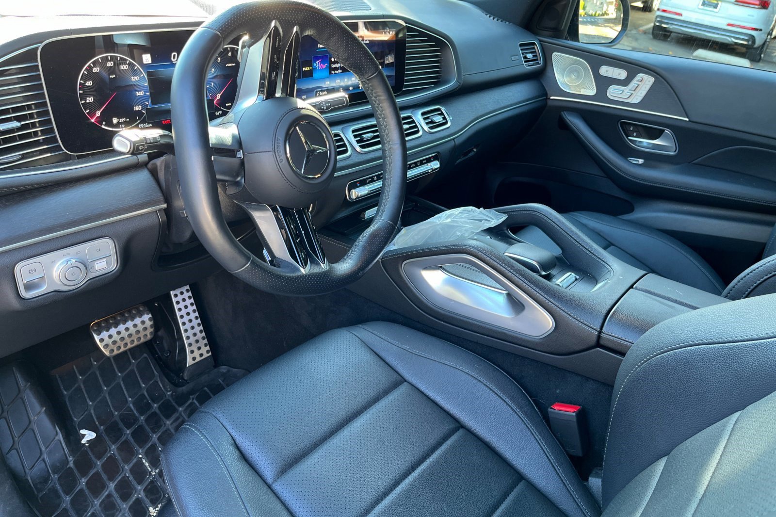 2025 Mercedes Benz GLS 450 4MATIC photo 2