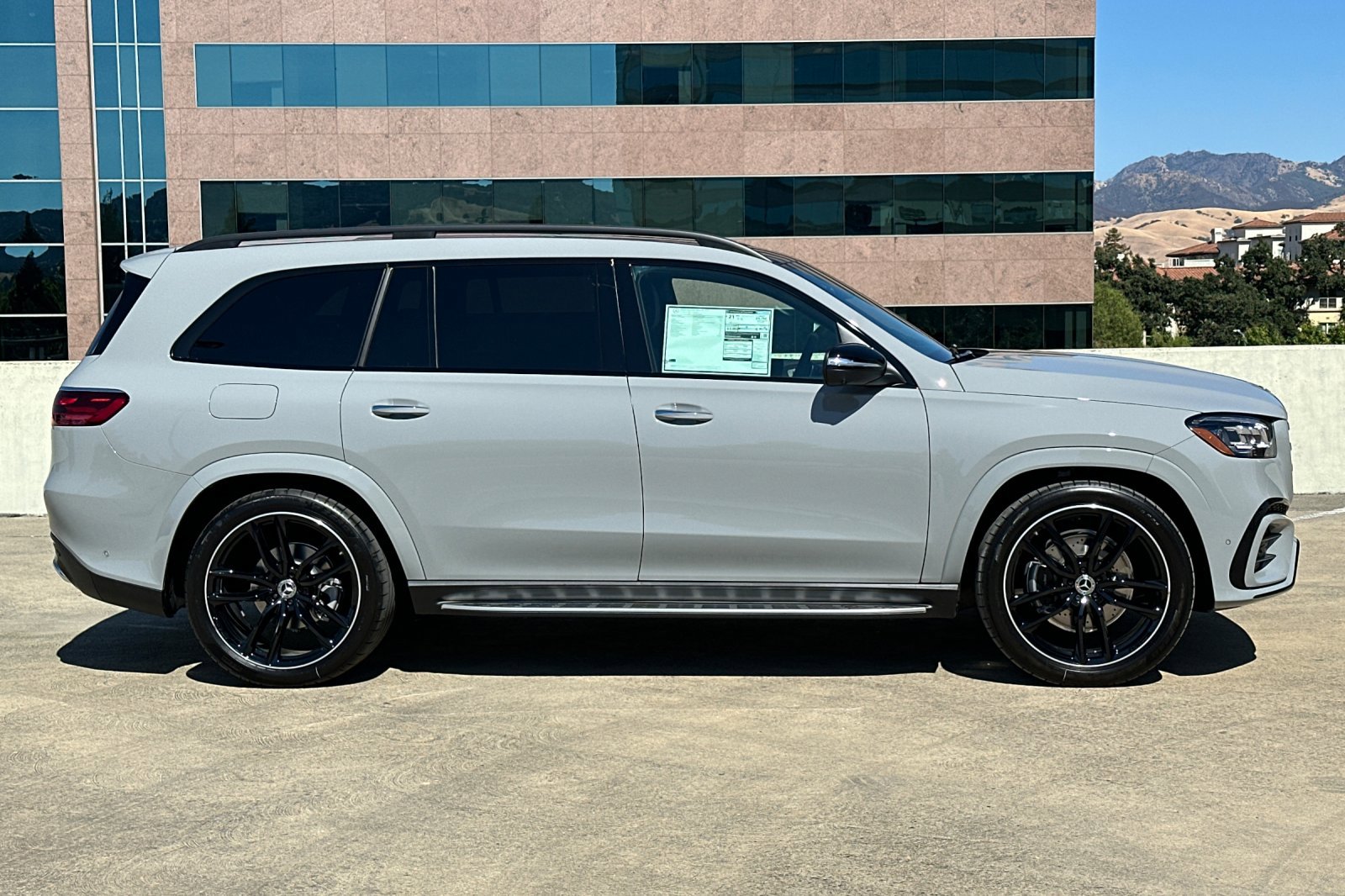 2025 Mercedes Benz GLS 450 4MATIC photo 2