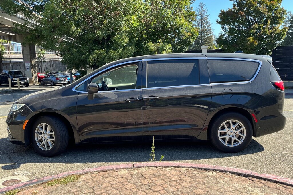 Used 2023 Chrysler Pacifica Touring L FWD Van Passenger Van