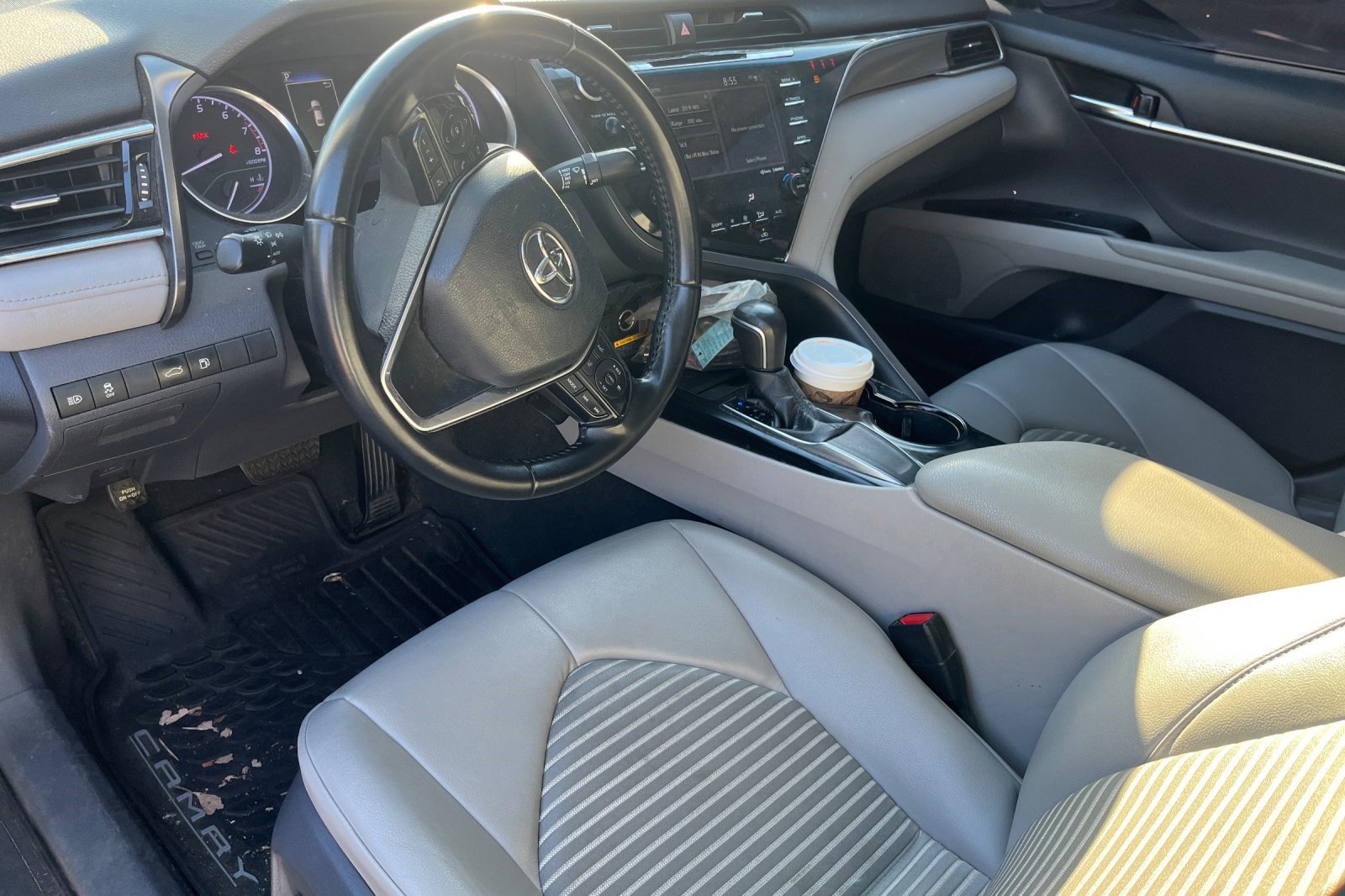 2018 Toyota Camry SE photo 3