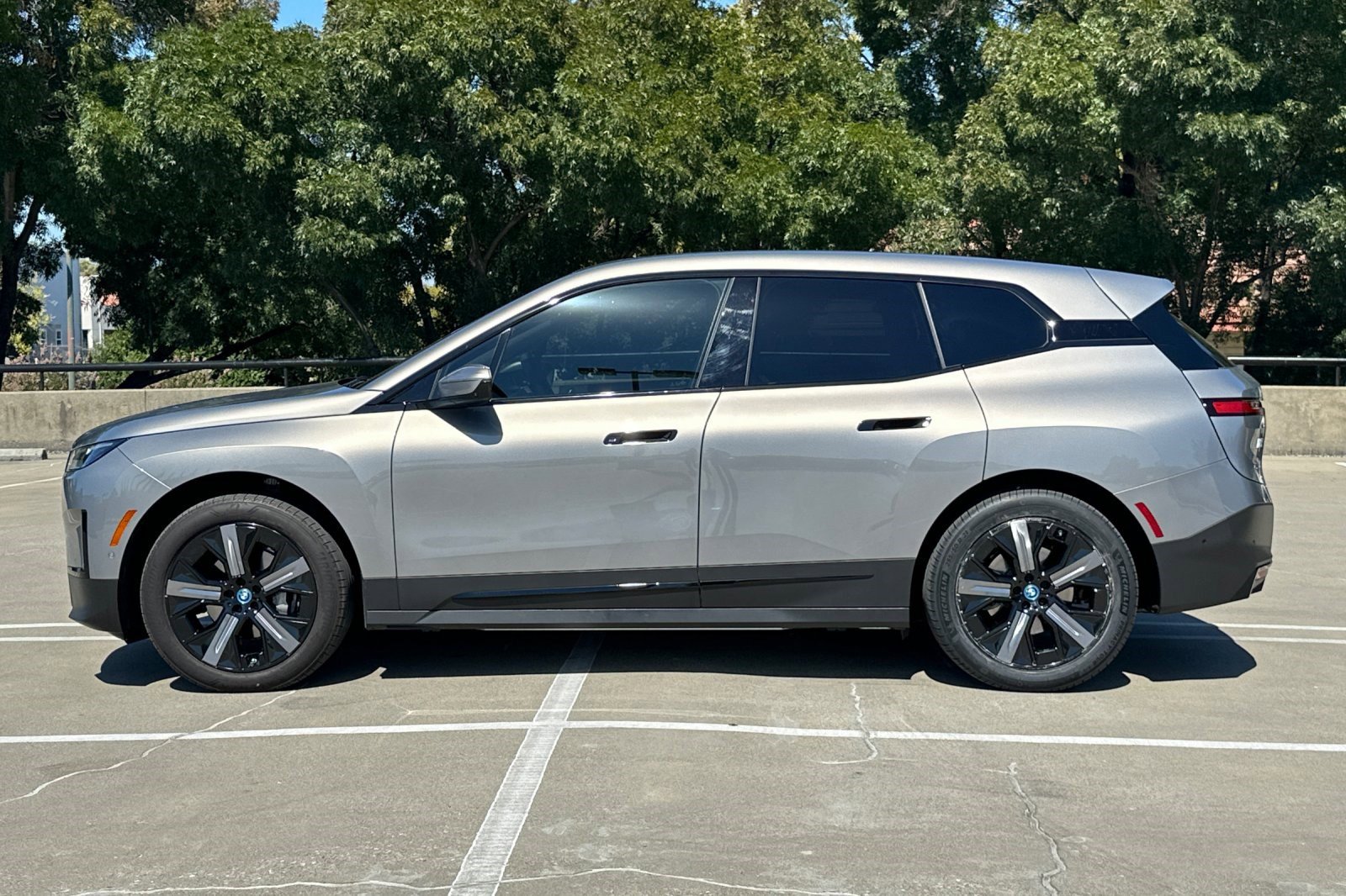 2025 Bmw iX photo 2