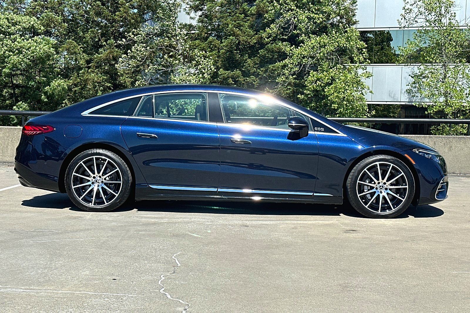 2022 Mercedes Benz EQS-Class Sedan photo 2