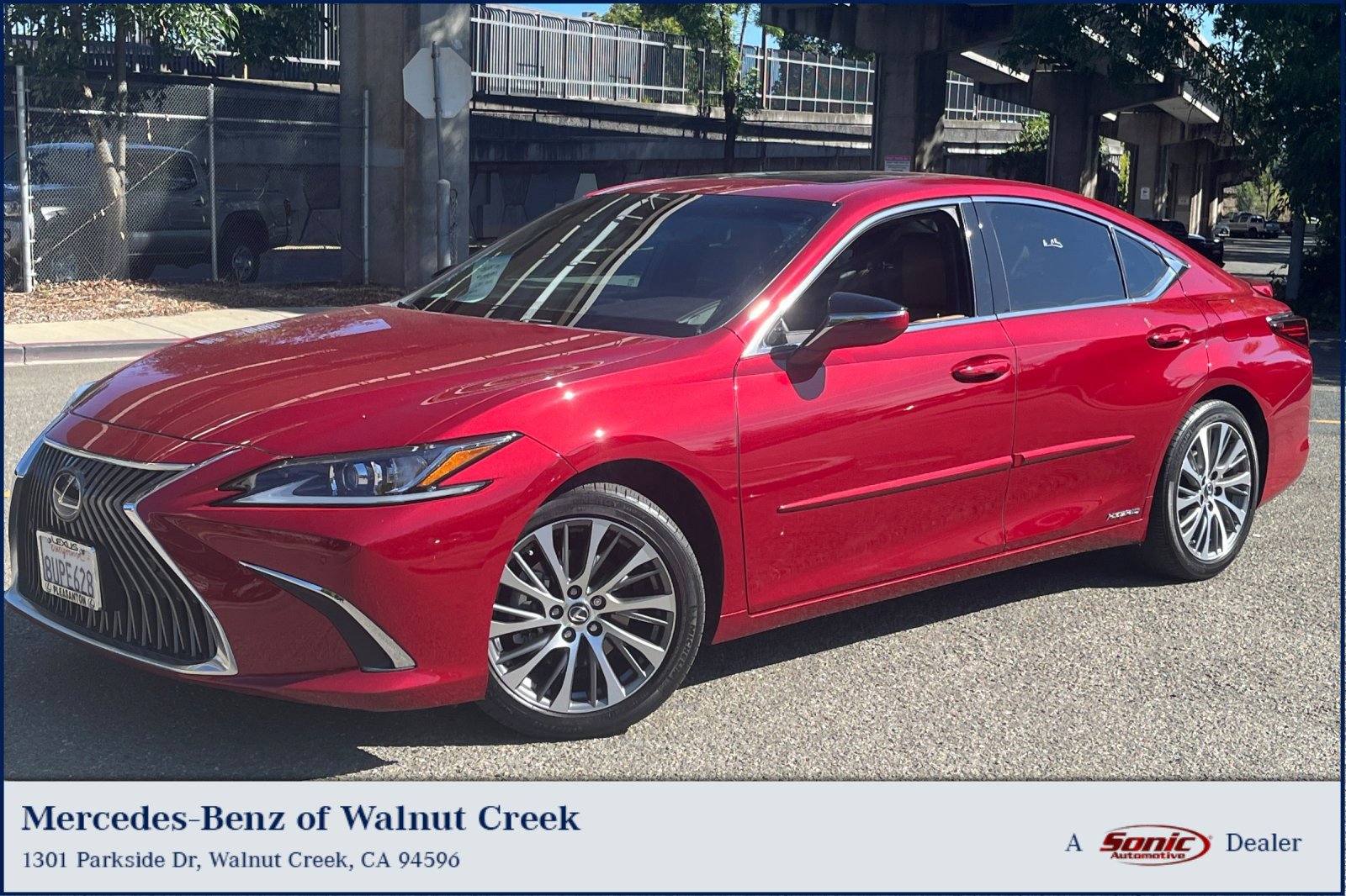 2020 Lexus ES 300h 300h's photo