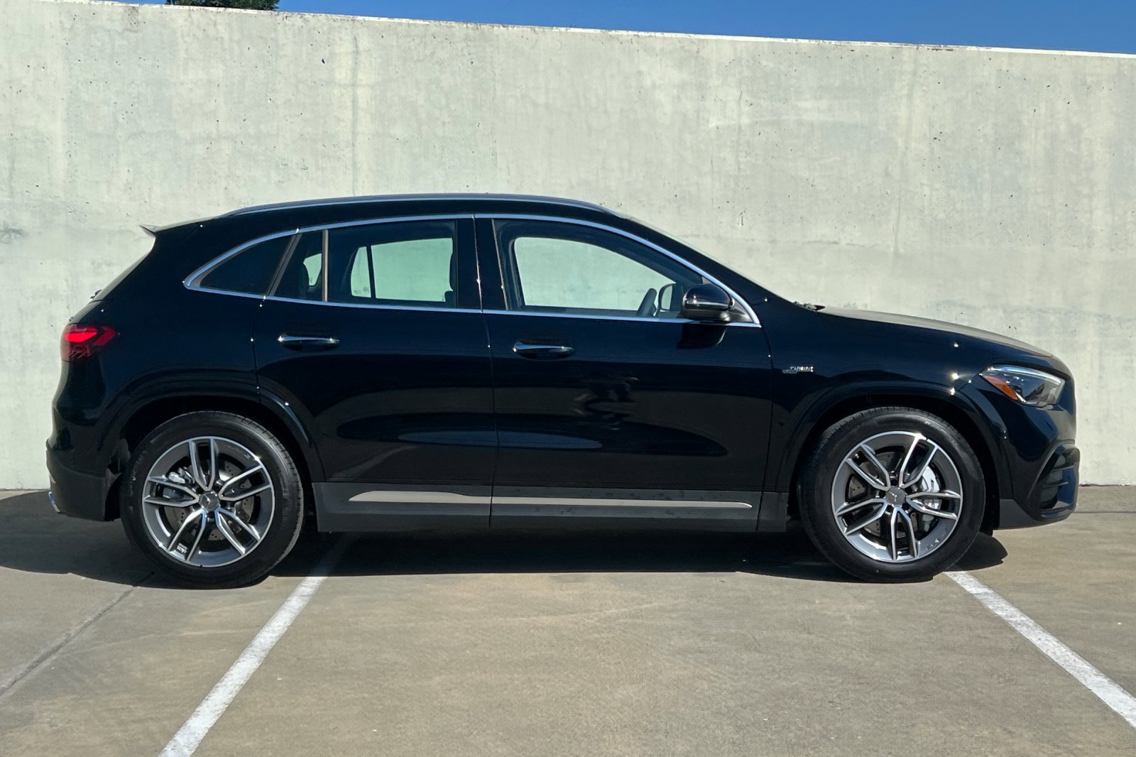 2025 Mercedes Benz GLA AMG 35 4MATIC photo 2
