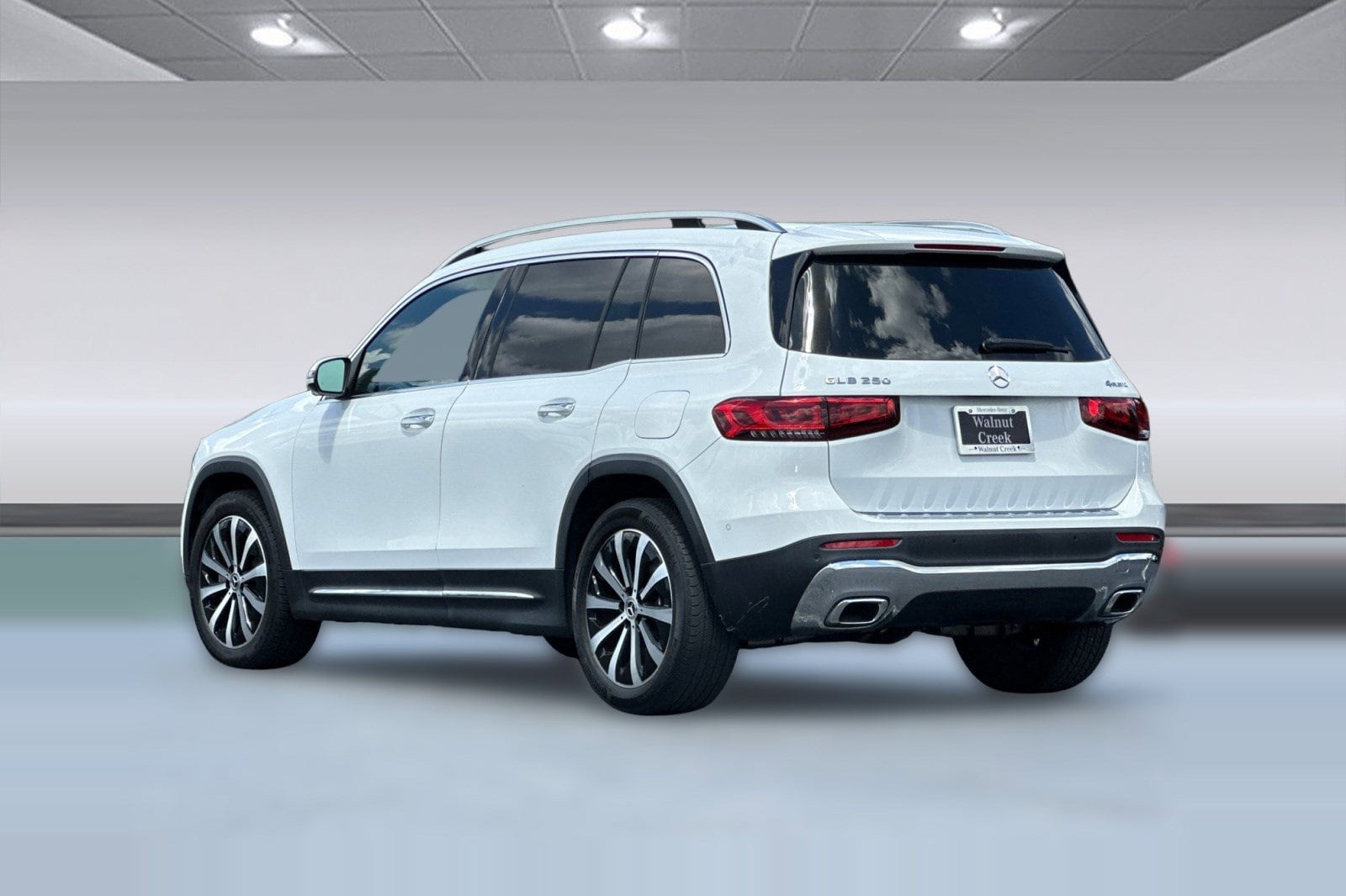 2021 Mercedes-Benz GLB 250 4MATIC SUV photo 2