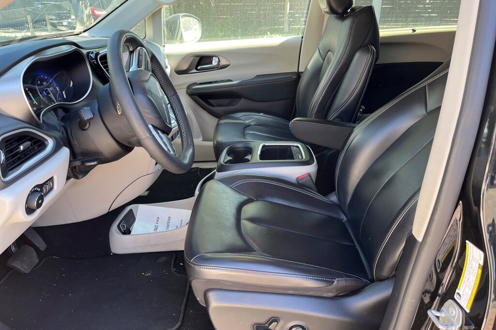 Used 2023 Chrysler Pacifica Touring L FWD Van Passenger Van