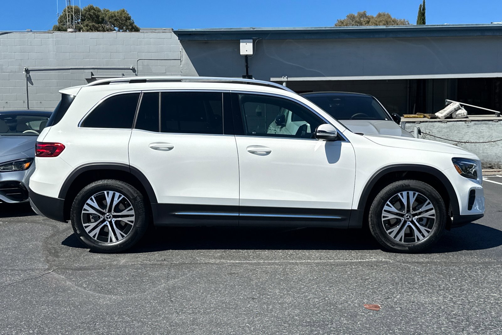 2026 Mercedes Benz GLB 250 photo 2