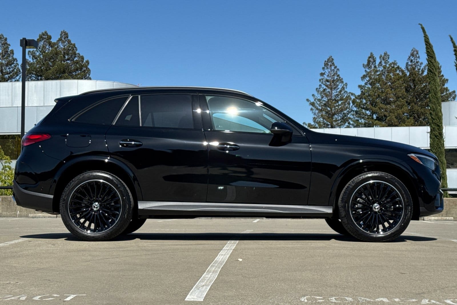2025 Mercedes Benz GLC 300 4MATIC photo 2