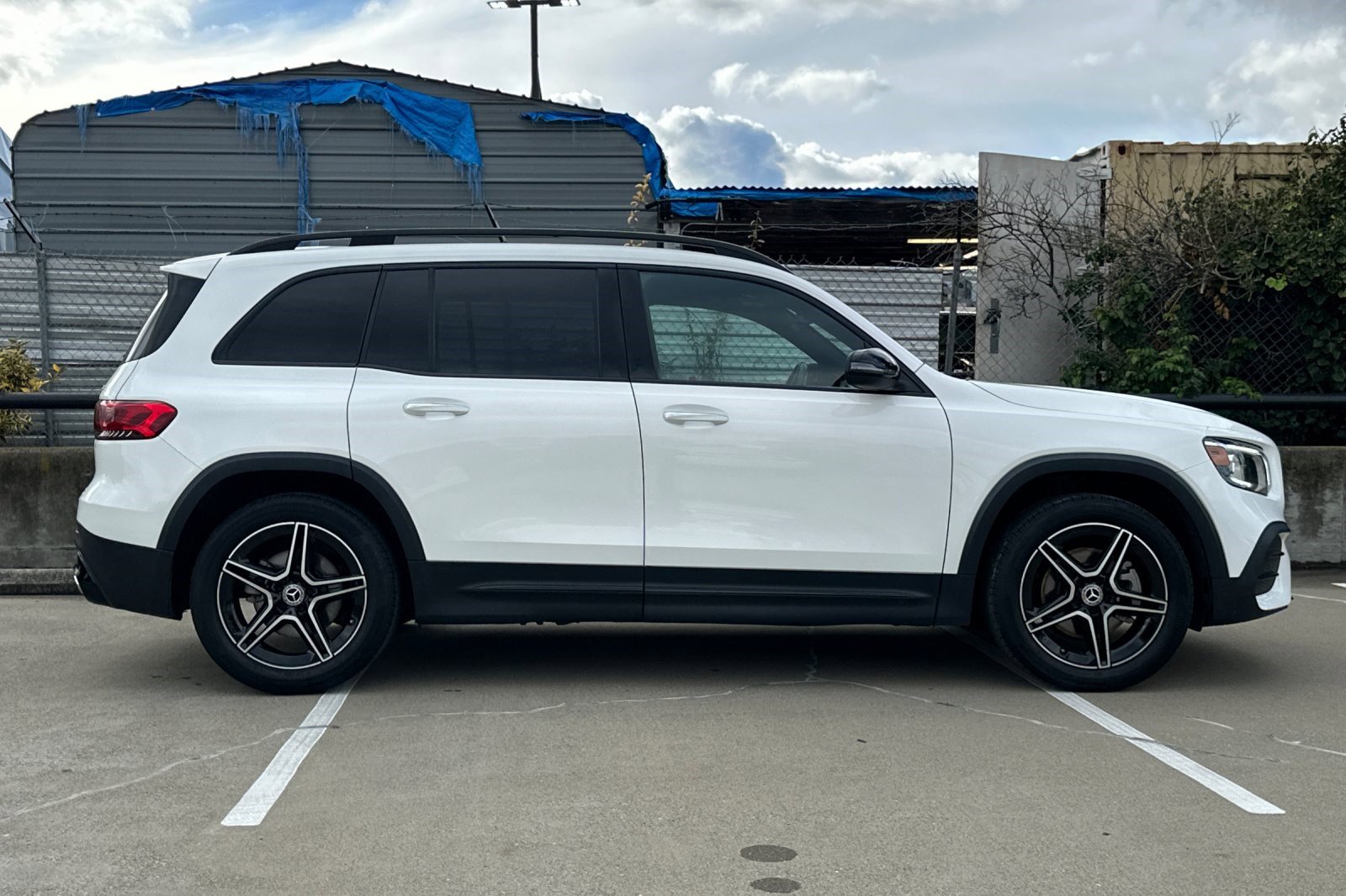 2023 Mercedes Benz GLB 250 4MATIC photo 2