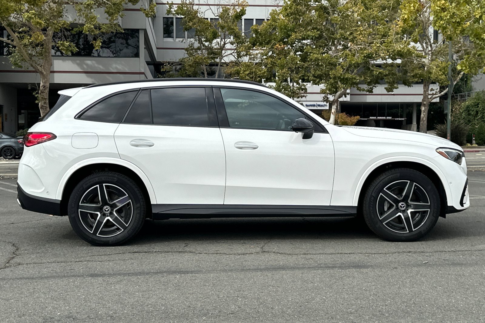 2025 Mercedes Benz GLC 300 4MATIC photo 2
