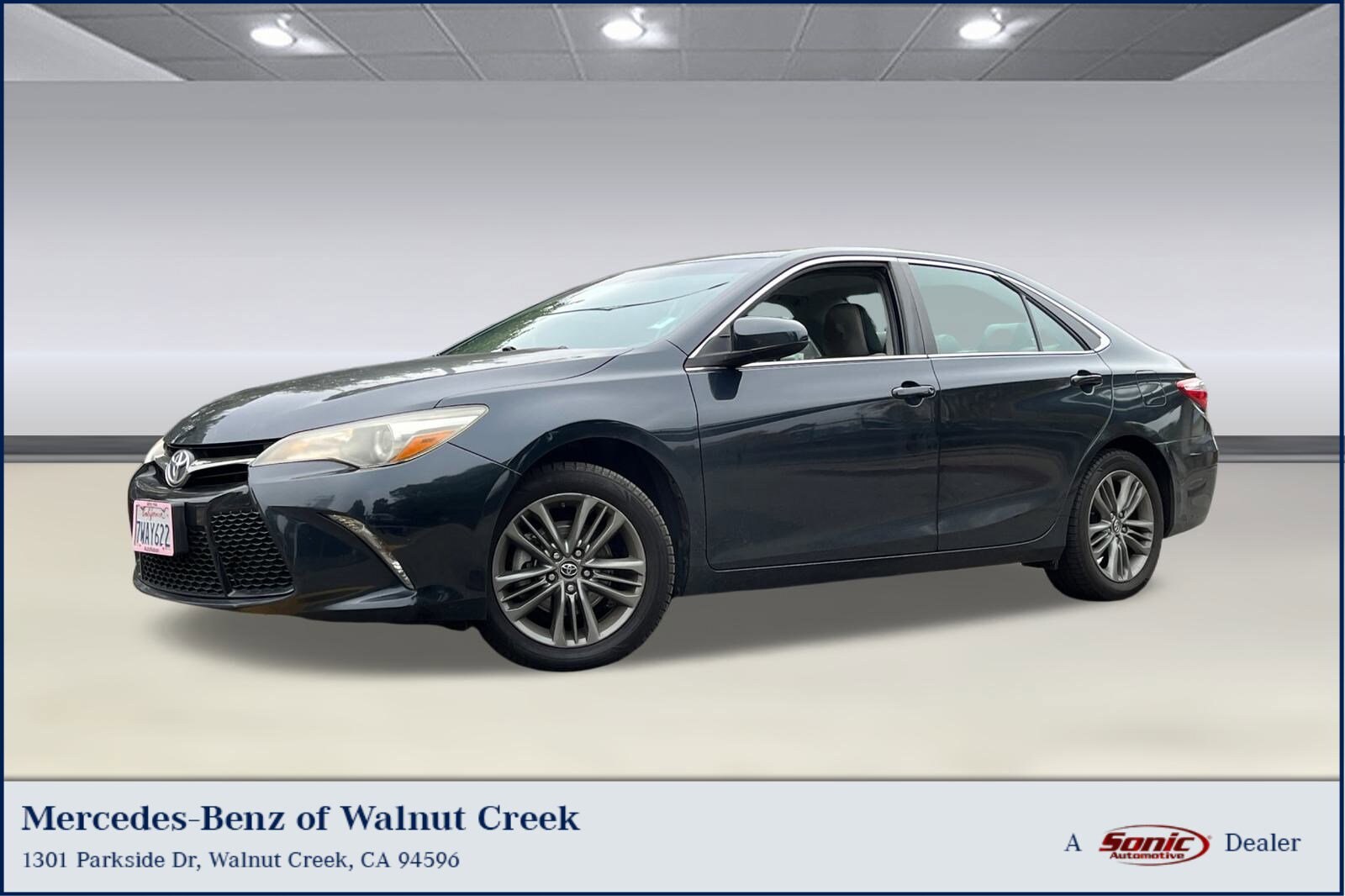 2017 Toyota Camry SE photo 2