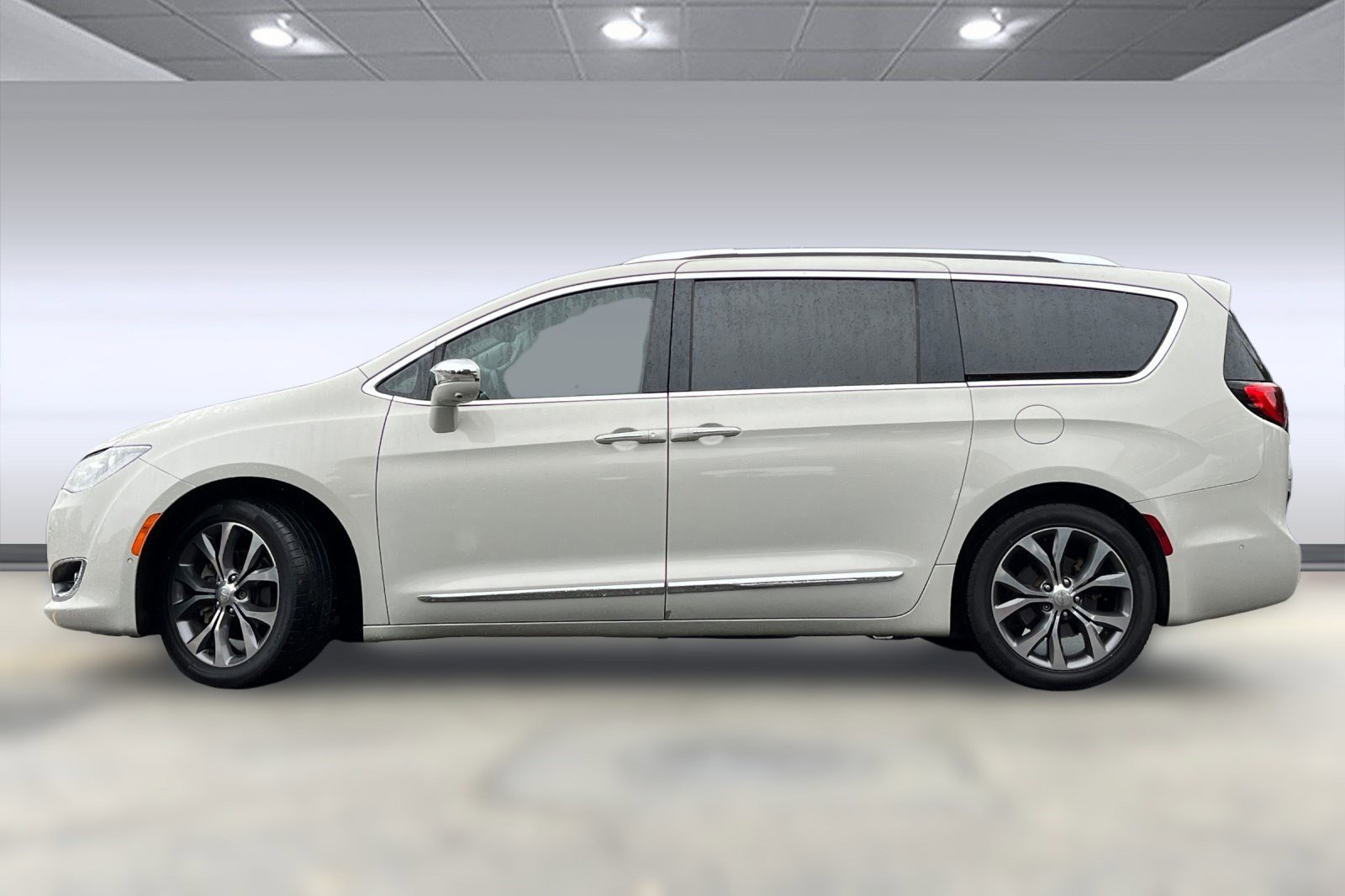2017 Chrysler Pacifica Limited photo 2