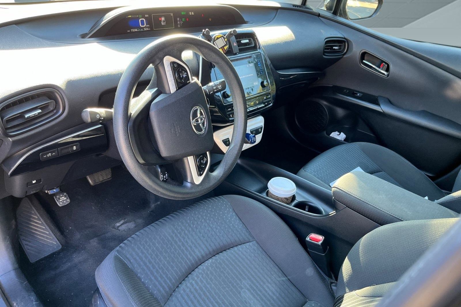 2016 Toyota Prius Two photo 3