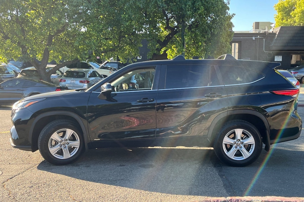 Used 2023 Toyota Highlander Hybrid LE AWD SUV