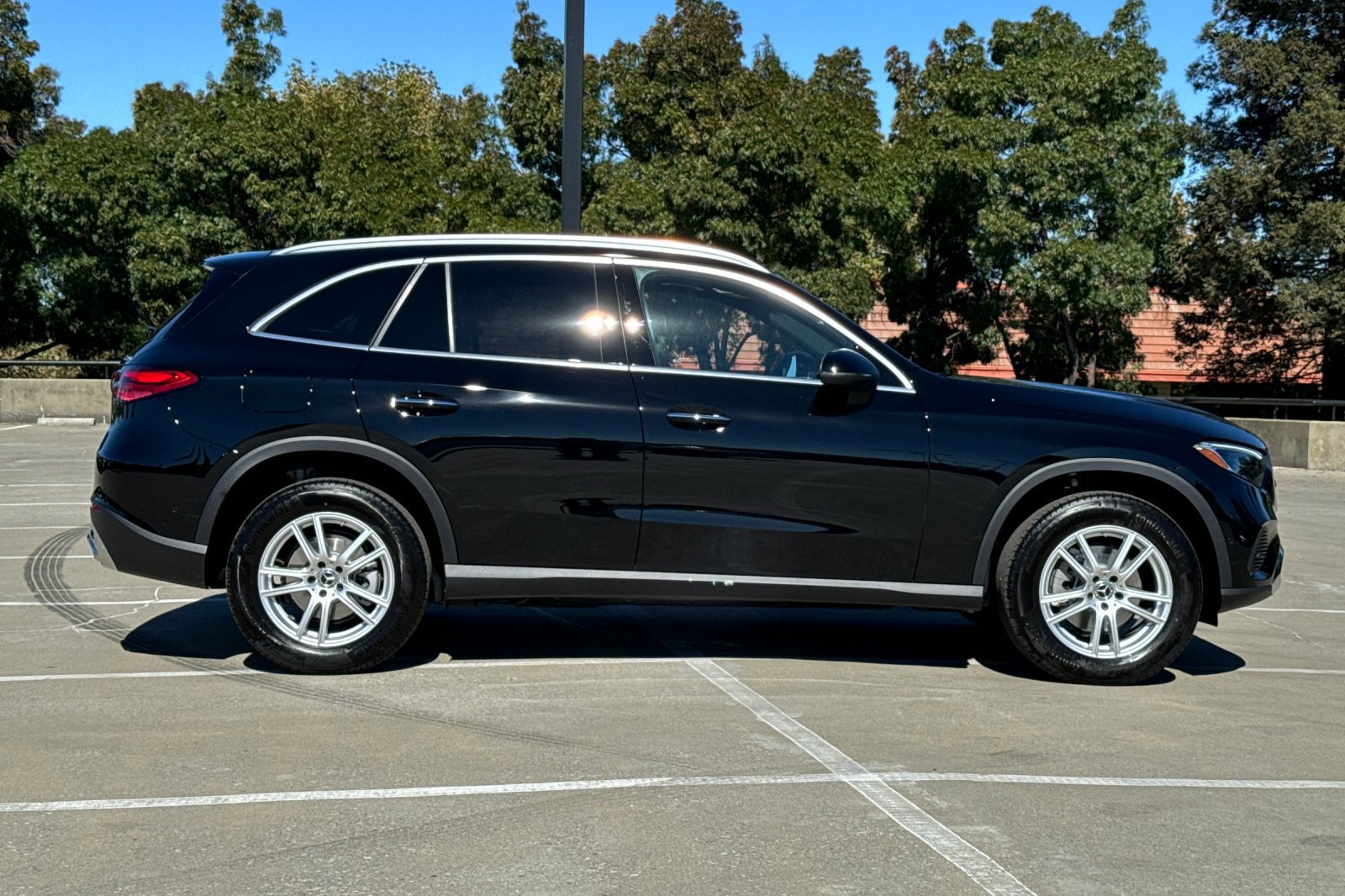 2025 Mercedes Benz GLC 300 photo 2