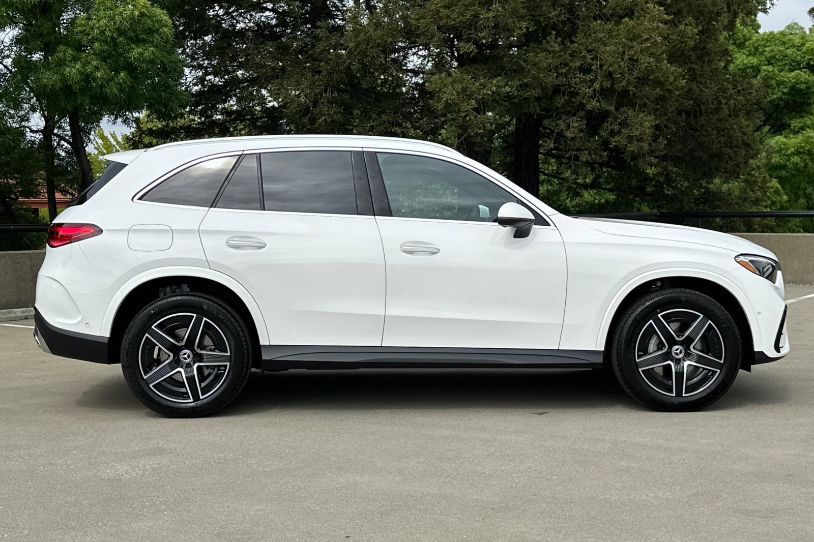 2025 Mercedes Benz GLC 300 photo 2