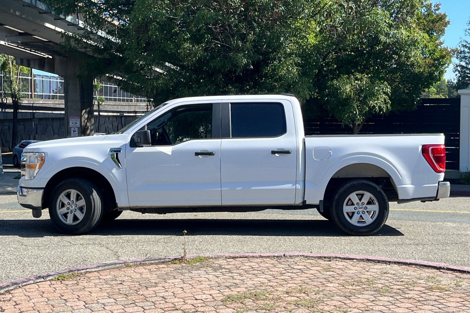 2021 Ford F-150 XLT 2WD SuperCrew 5.5' Box photo 2