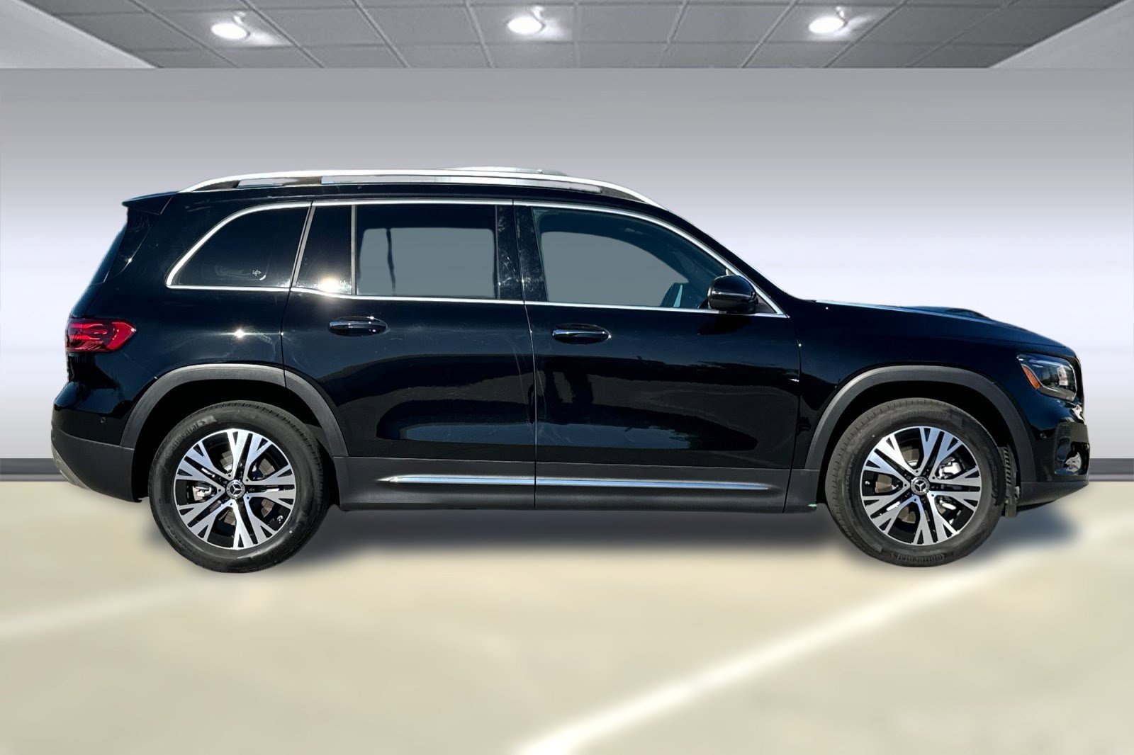 2025 Mercedes Benz GLB 250 photo 2