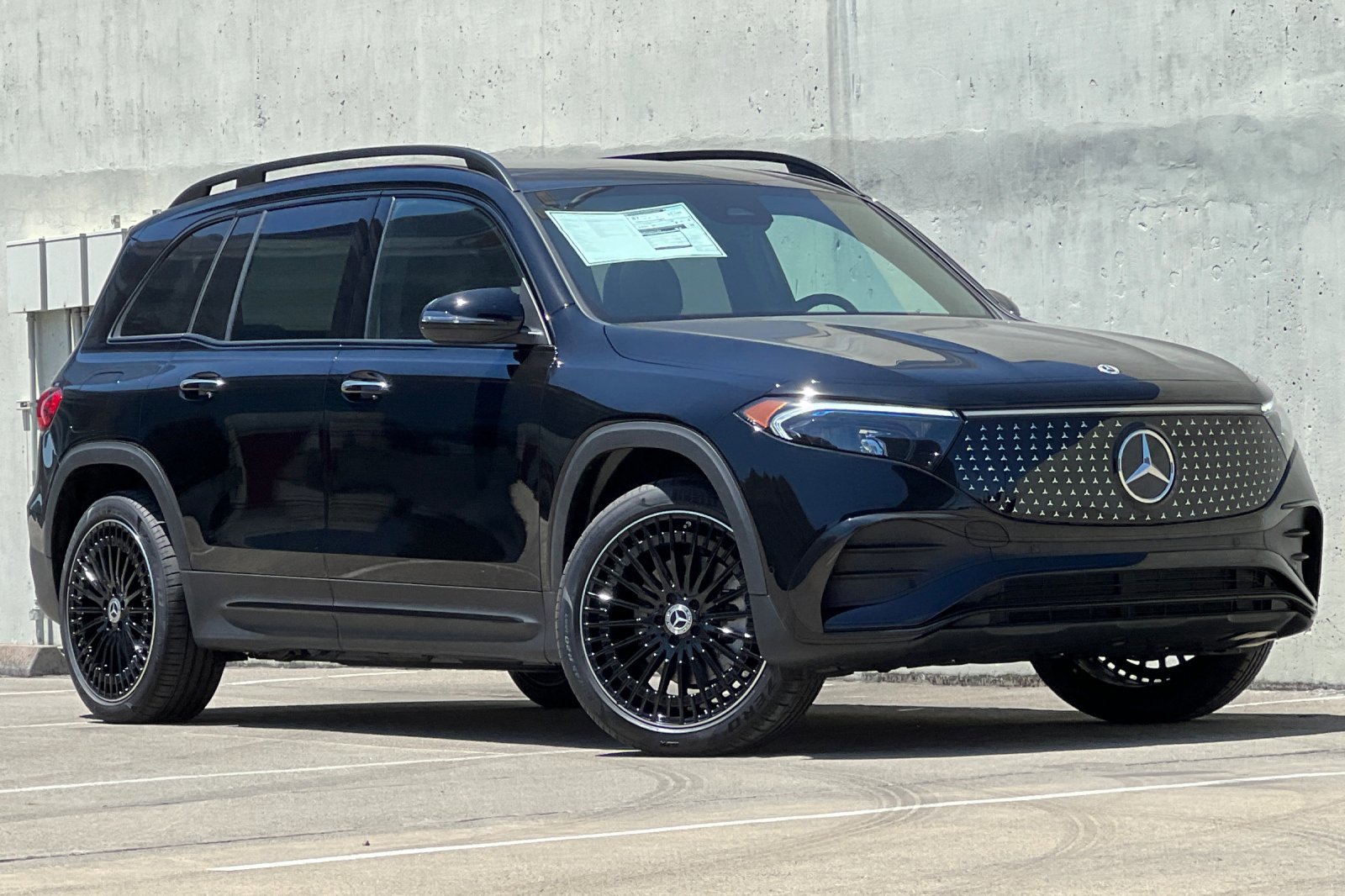 2024 Mercedes Benz EQB 300 4MATIC photo 2