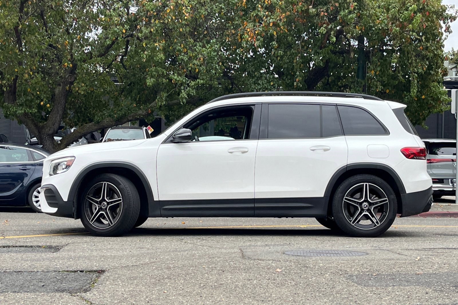 2023 Mercedes Benz GLB 250 4MATIC photo 2