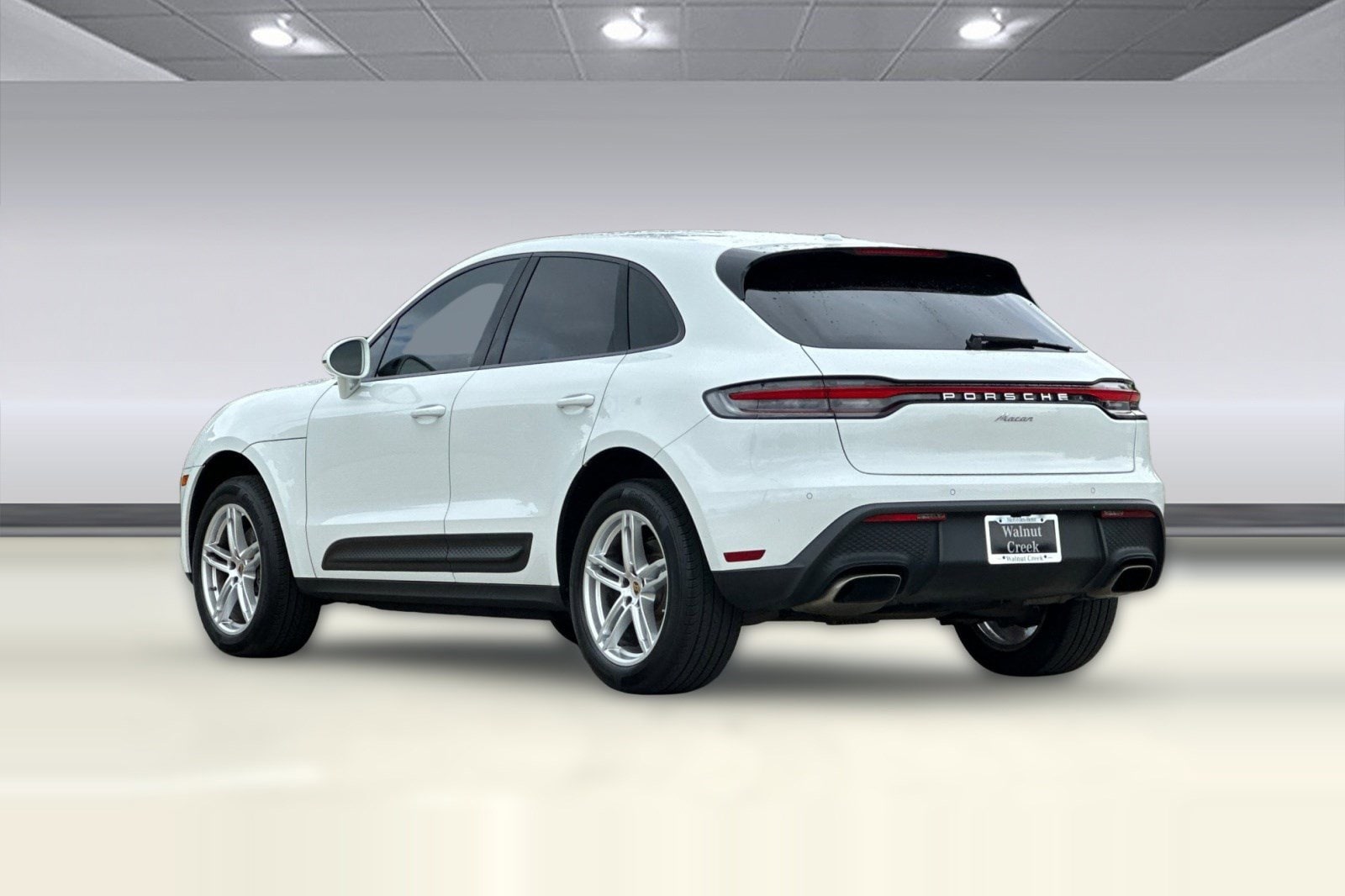 2023 Porsche Macan AWD photo 2