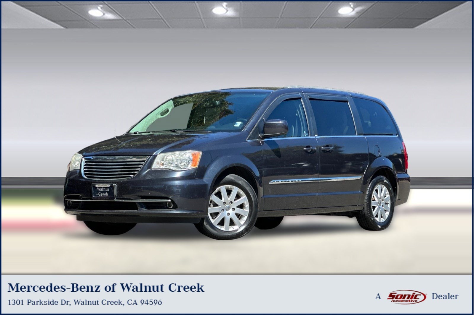 2013 Chrysler Town & Country Touring's photo