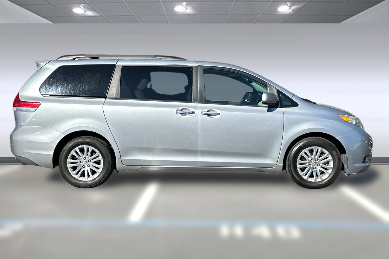 2011 Toyota Sienna XLE photo 2