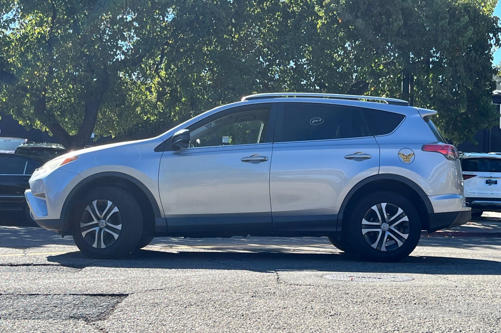 2016 Toyota RAV4 LE photo 2