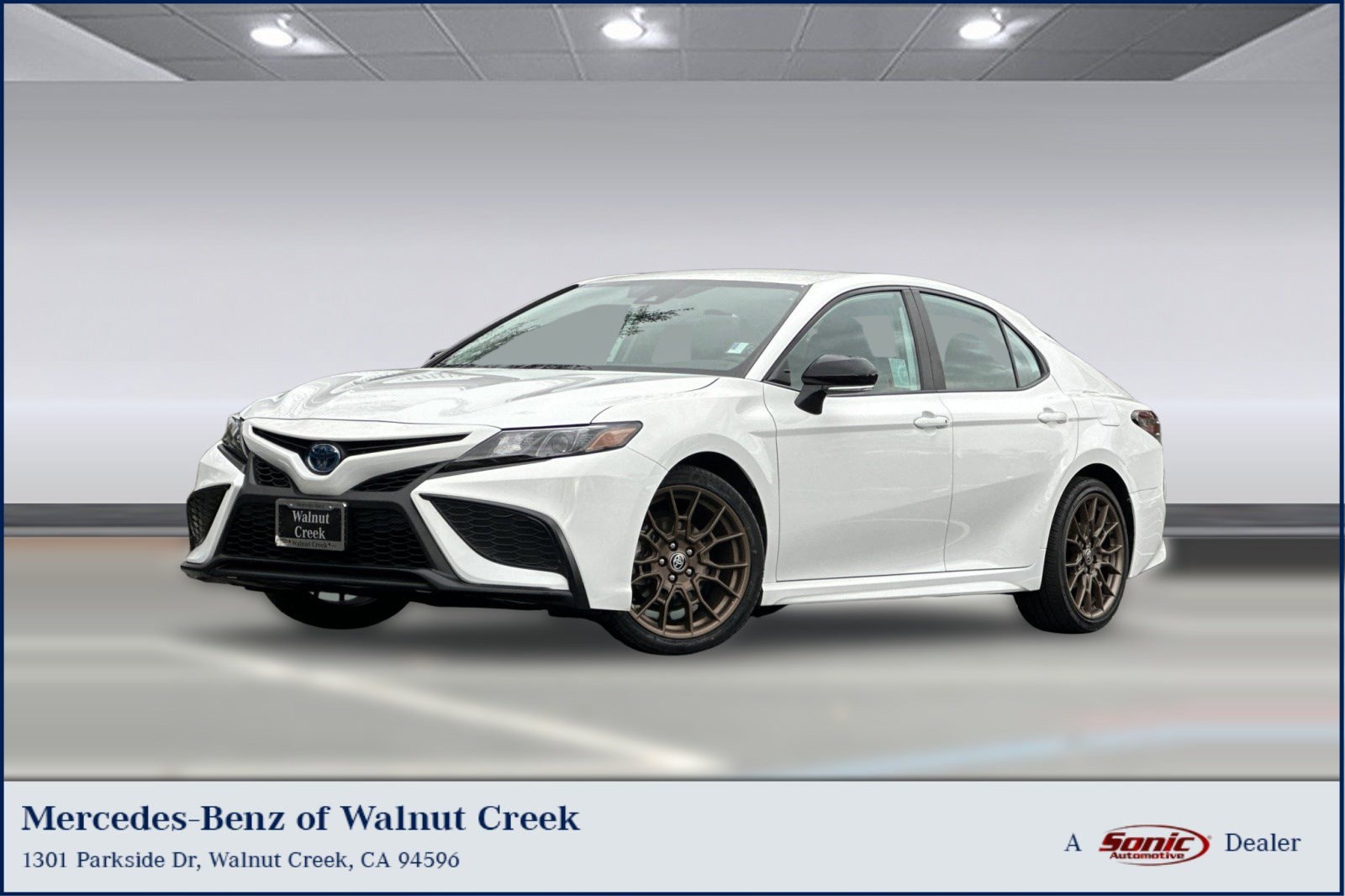 2023 Toyota Camry SE's photo