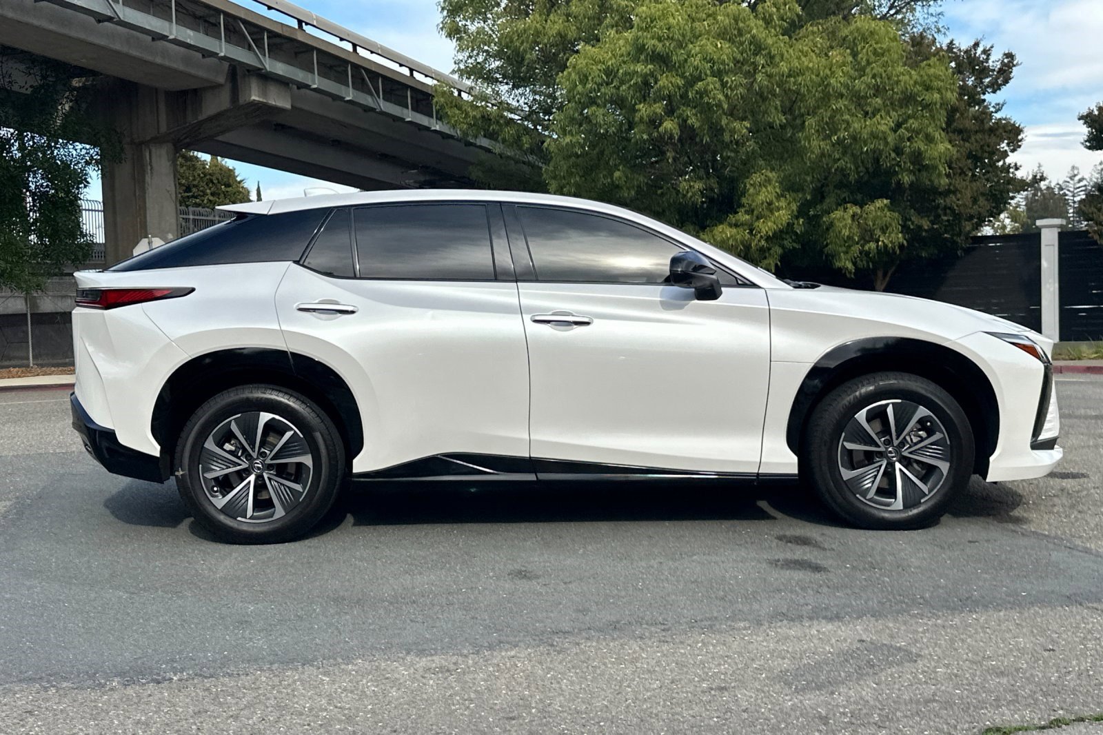 2023 Lexus RZ 450e Premium photo 2