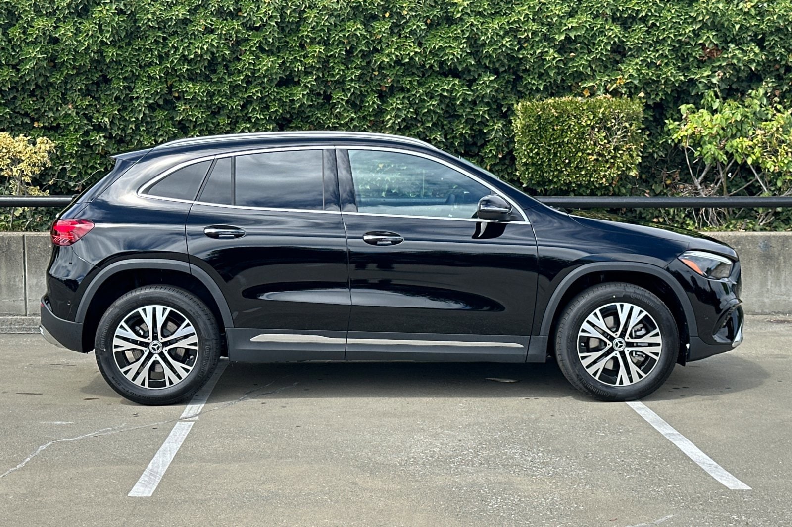 2025 Mercedes Benz GLA 250 4MATIC photo 2