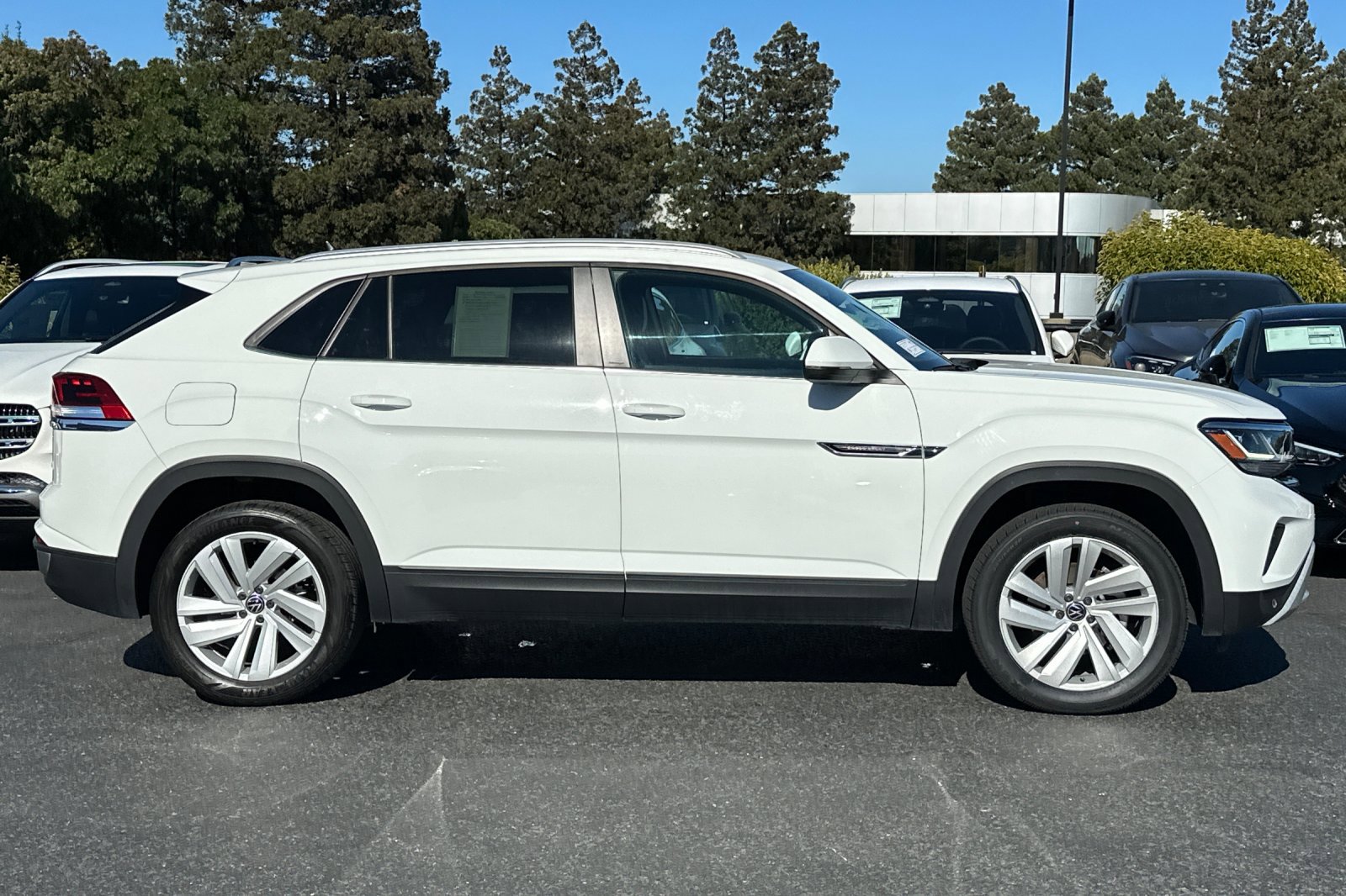 2022 Volkswagen Atlas Cross Sport V6 SE Technology photo 3