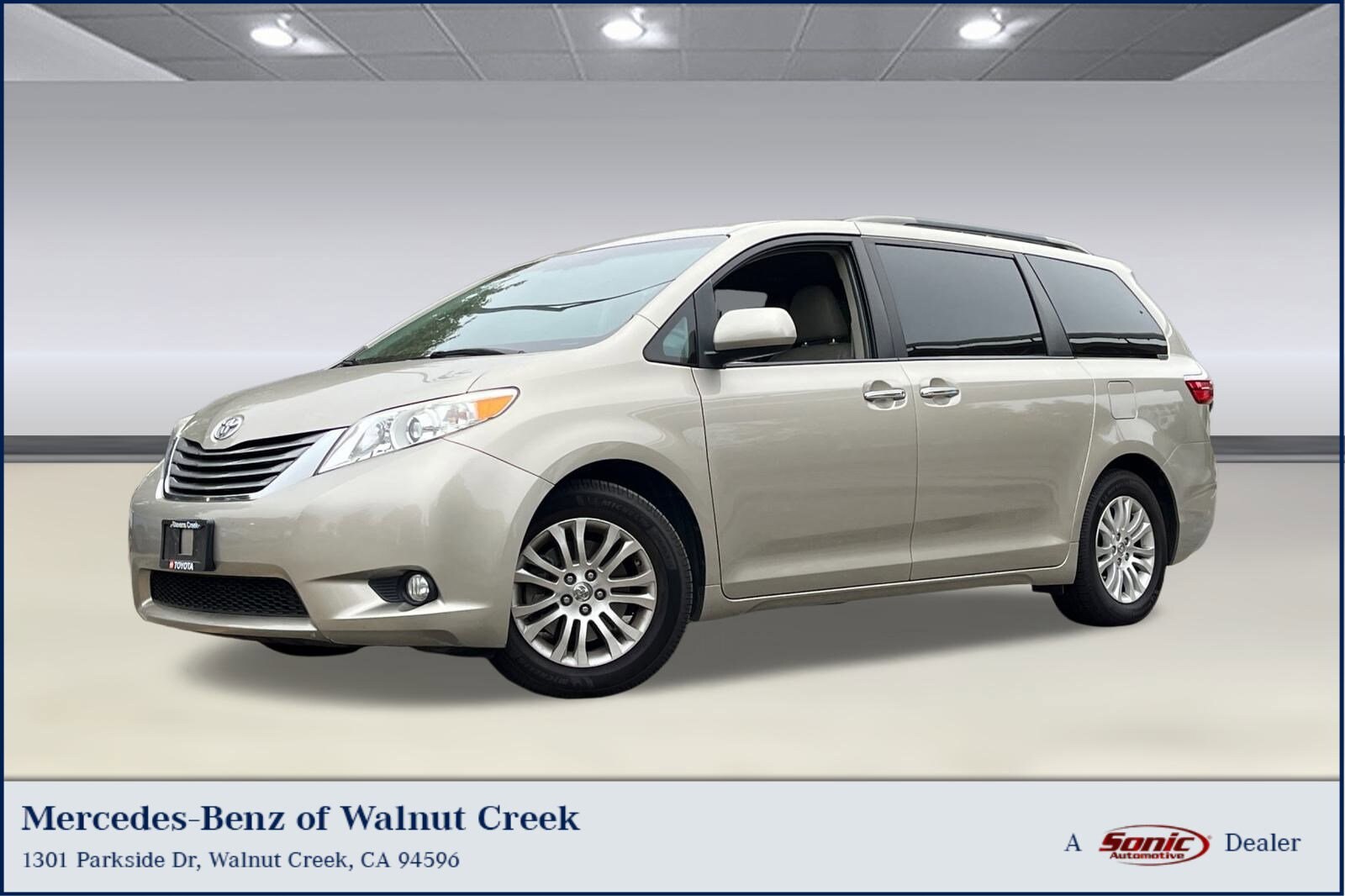 2015 Toyota Sienna XLE photo 2