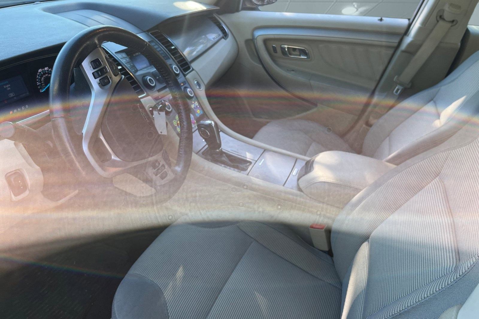 2017 Ford Taurus SEL photo 3