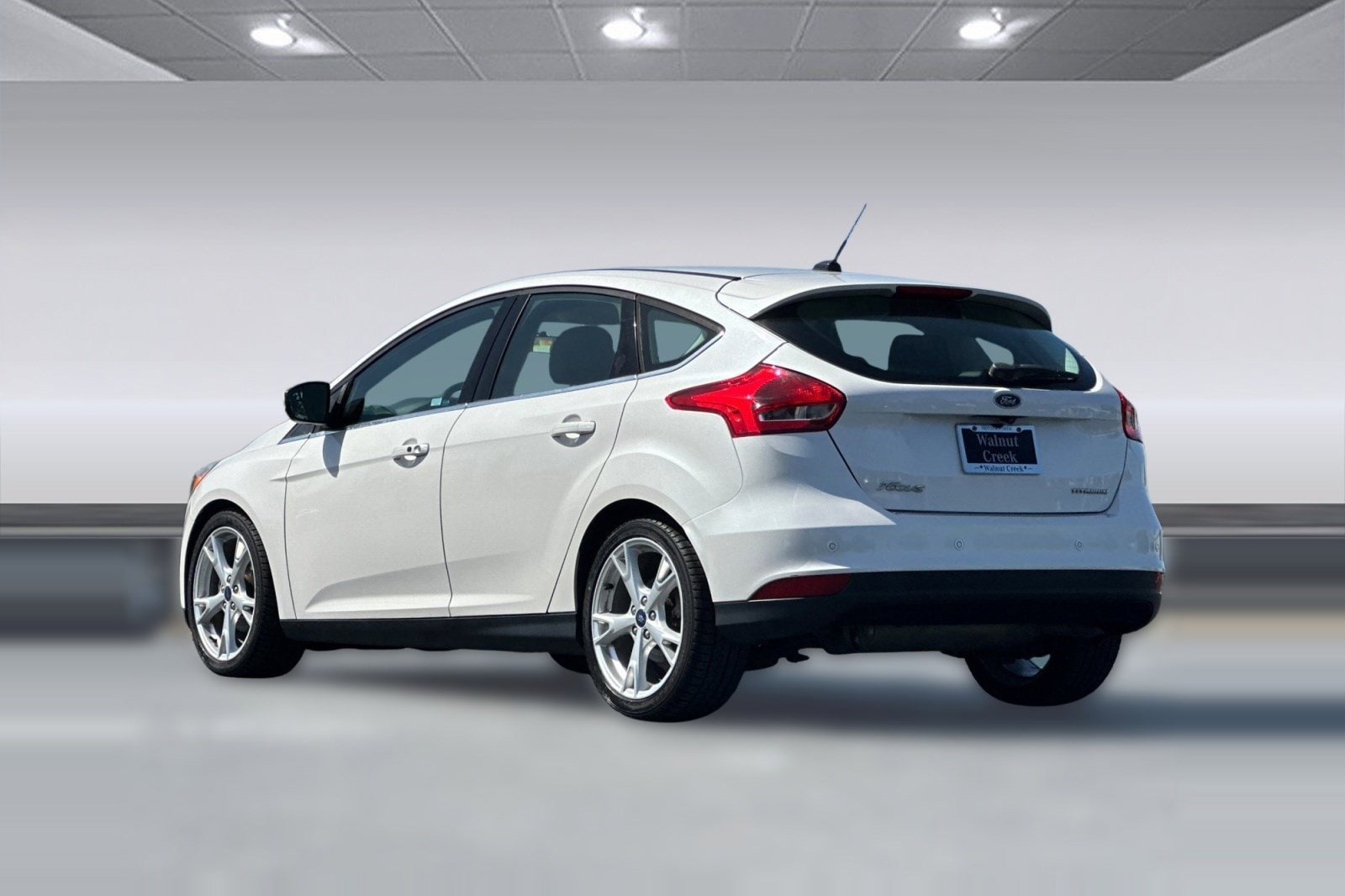 2016 Ford Focus 5dr HB Titanium photo 2