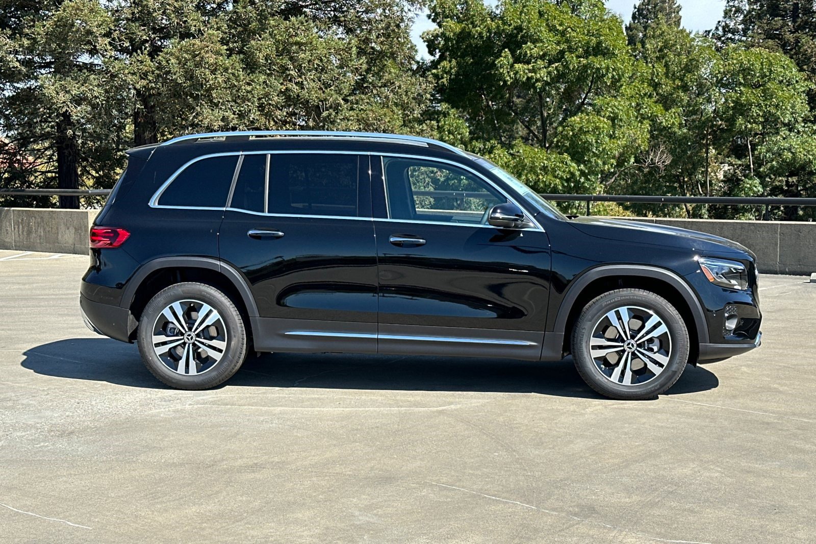 2025 Mercedes Benz GLB 250 photo 2