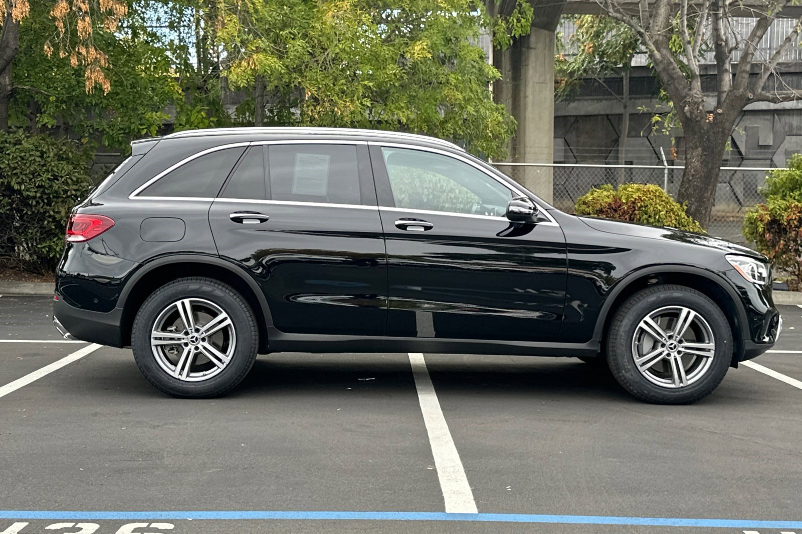 2022 Mercedes Benz GLC 300 photo 2