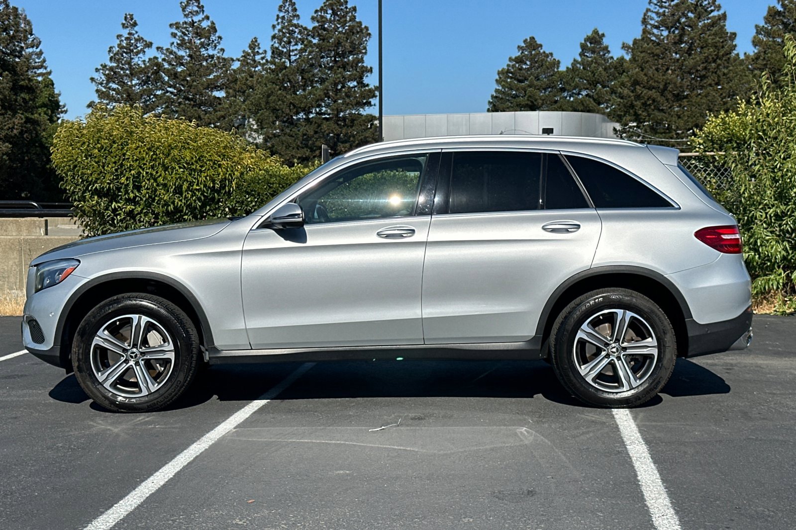 2017 Mercedes Benz GLC 300 4MATIC photo 2