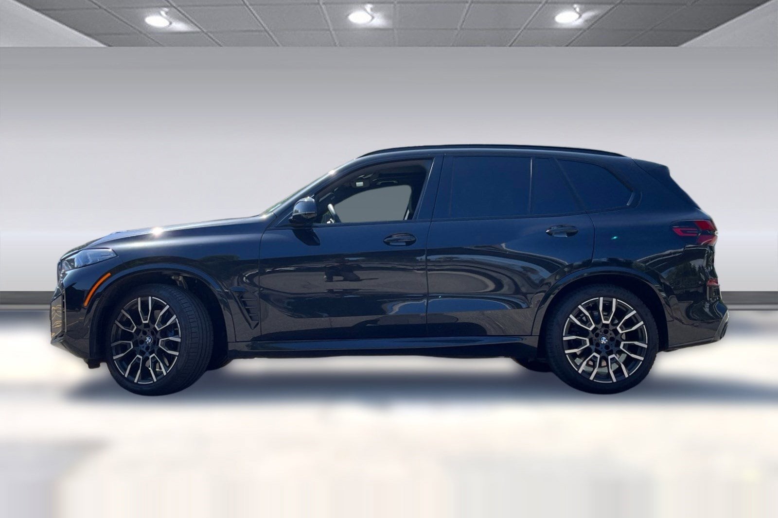 2024 BMW X5 M60i Sports Activity Vehicle photo 2